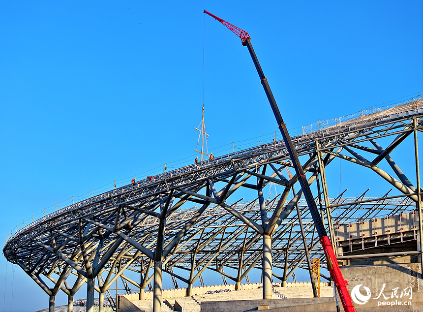 萍鄉市奧體中心項目施工現場，鋼架林立、吊裝繁忙，工人正在加緊建設各類體育場館。人民網 朱海鵬攝