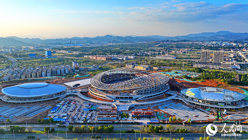 萍鄉市奧體中心項目施工現場，鋼架林立、吊裝繁忙，工人正在加緊建設各類體育場館。人民網 朱海鵬攝