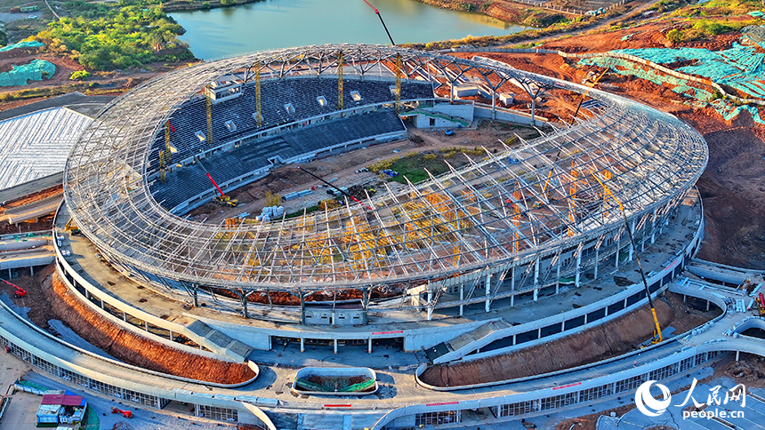 萍鄉市奧體中心項目施工現場，鋼架林立、吊裝繁忙，工人正在加緊建設各類體育場館。人民網 朱海鵬攝