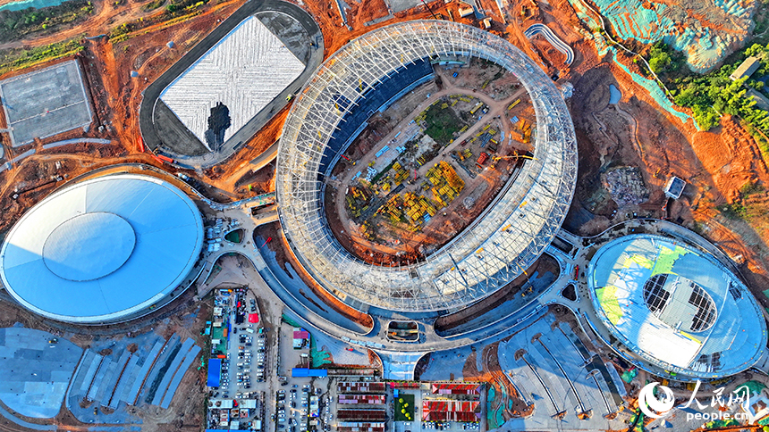 萍鄉市奧體中心項目施工現場，鋼架林立、吊裝繁忙，工人正在加緊建設各類體育場館。人民網 朱海鵬攝