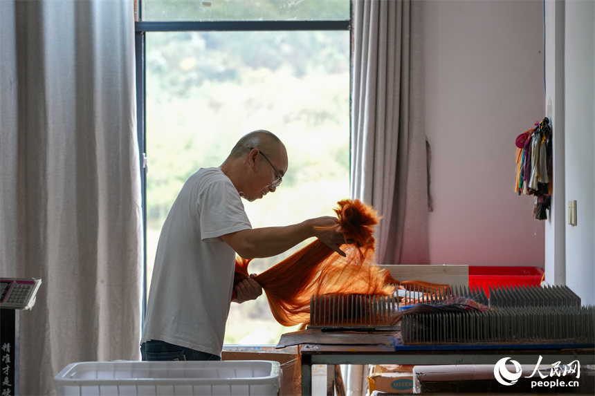 村民正在制作假發。人民網 涂詩軒攝