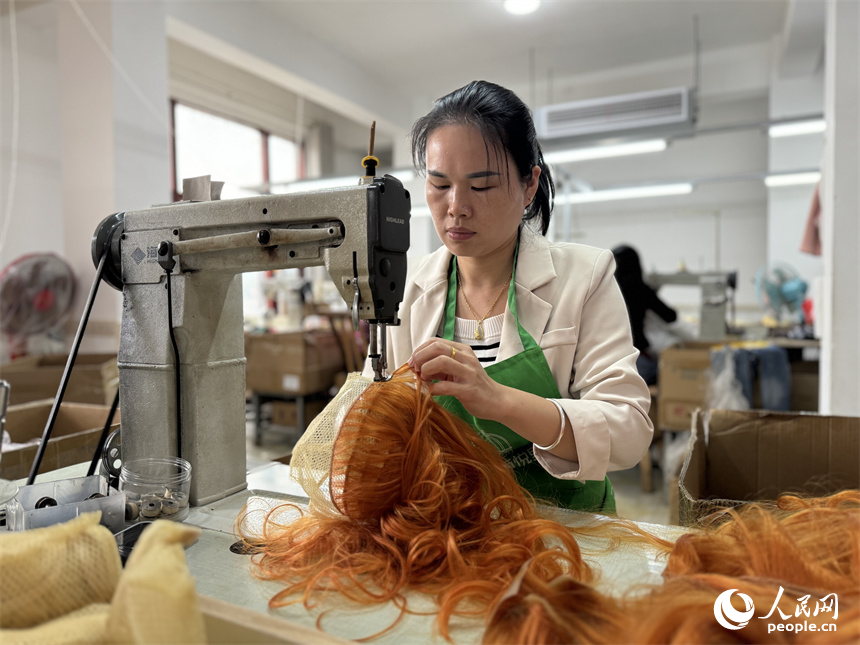村民正在制作假發。人民網記者 羅娜攝