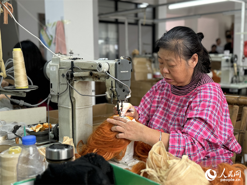 村民正在制作假發。人民網記者 羅娜攝