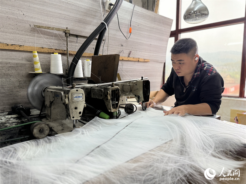 村民正在制作假發。人民網記者 羅娜攝