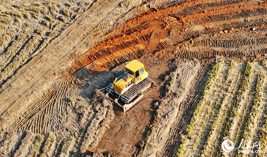 宜春市宜豐縣棠浦鎮高標準農田建設點，農機手駕駛推土機進行耕作層表土剝離。人民網朱海鵬攝