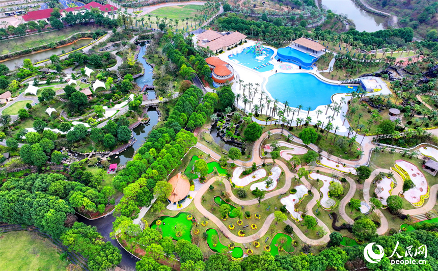 撫州市金溪縣滸灣鎮的一處鄉村休閑旅游景點，許多游客前來度假游玩。人民網 朱海鵬攝