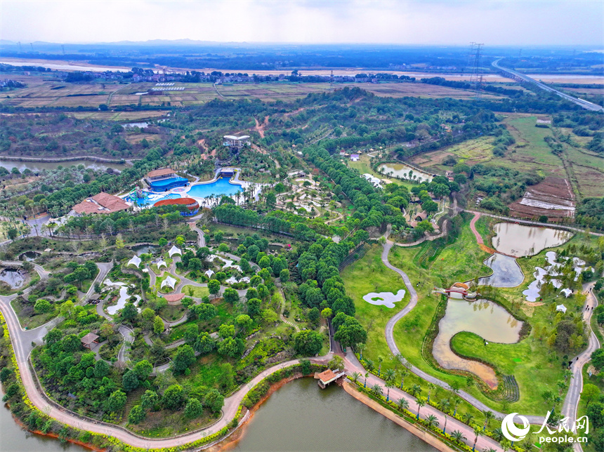 撫州市金溪縣滸灣鎮的一處鄉村休閑旅游景點，許多游客前來度假游玩。人民網 朱海鵬攝