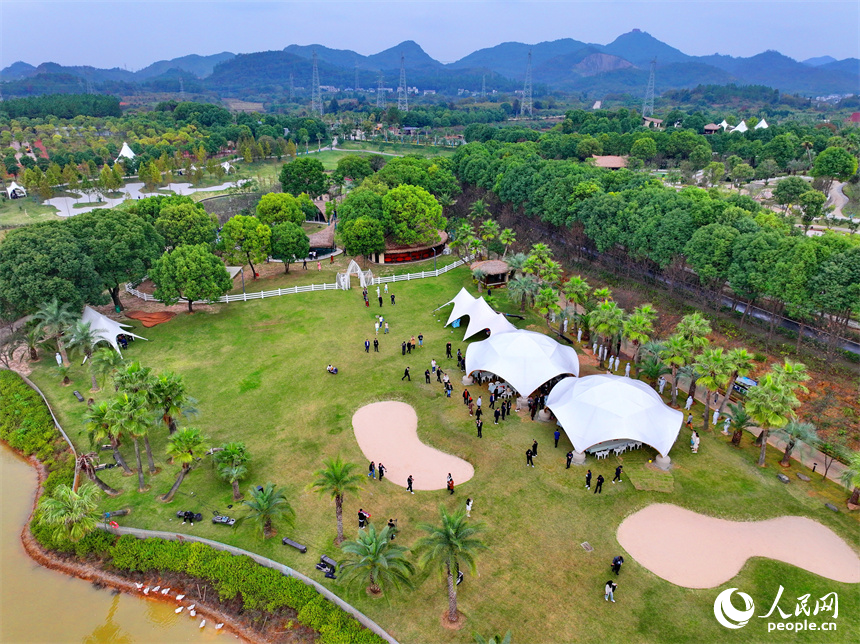 撫州市金溪縣滸灣鎮的一處鄉村休閑旅游景點，許多游客前來度假游玩。人民網 朱海鵬攝