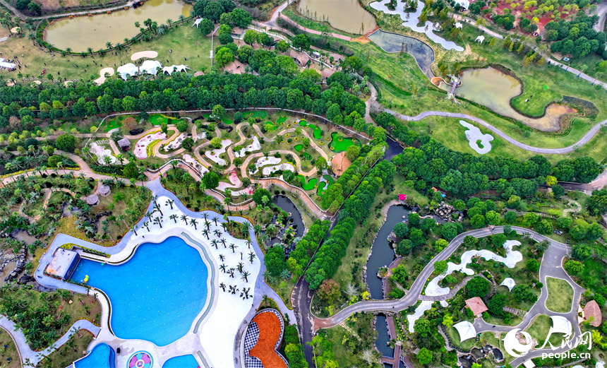 撫州市金溪縣滸灣鎮的一處鄉村休閑旅游景點，許多游客前來度假游玩。人民網 朱海鵬攝