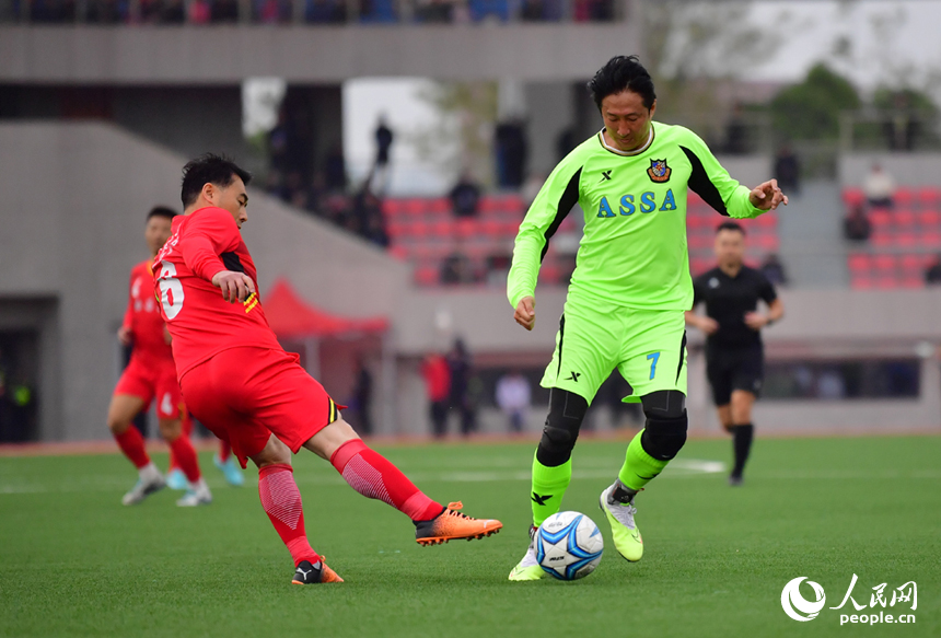 雙方隊員在球場激烈比拼。人民網記者 時雨攝