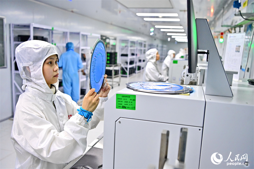 撫州市宜黃縣電子信息產業園的一家半導體生產企業智能車間內，工人忙碌有序地加工產品。人民網 朱海鵬攝