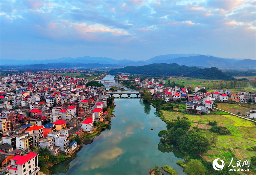 吉安市永新縣沙市鎮，房舍與河流相映成景，構成一幅河暢、水清、岸綠的和美鄉村畫卷。人民網 朱海鵬攝