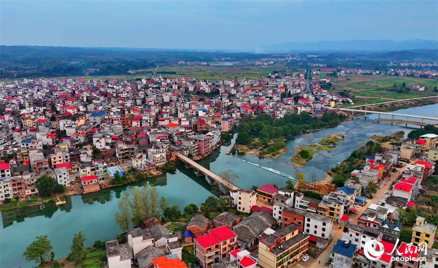 吉安市永新縣沙市鎮，房舍與河流相映成景，構成一幅河暢、水清、岸綠的和美鄉村畫卷。人民網 朱海鵬攝