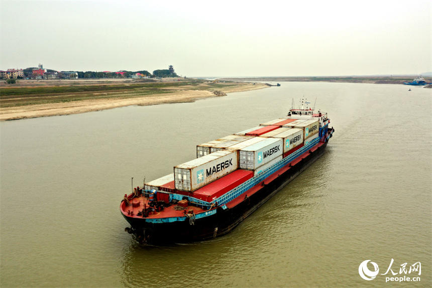 一艘裝載集裝箱的貨運從鄱陽湖駛入贛江，駛向上游目的地港口。人民網記者 時雨攝
