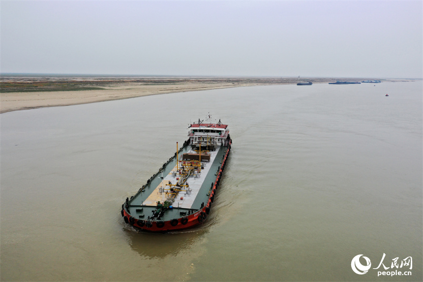 一艘貨輪正在鄱陽湖拐彎，準備駛入贛江。人民網記者 時雨攝