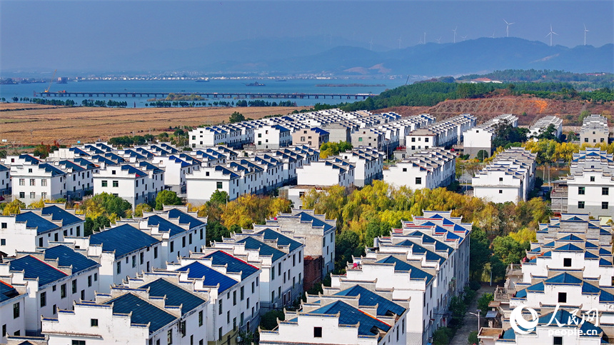 吉安市吉水縣水田鄉孔巷村移民新村，一棟棟白墻藍瓦的房屋與樹木、青山、河流相互映襯。人民網 朱海鵬攝