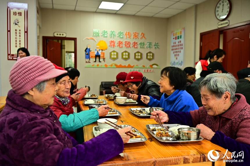 崇仁縣巴山鎮一木社區，老人們在“幸福食堂”內就餐。人民網 朱海鵬攝