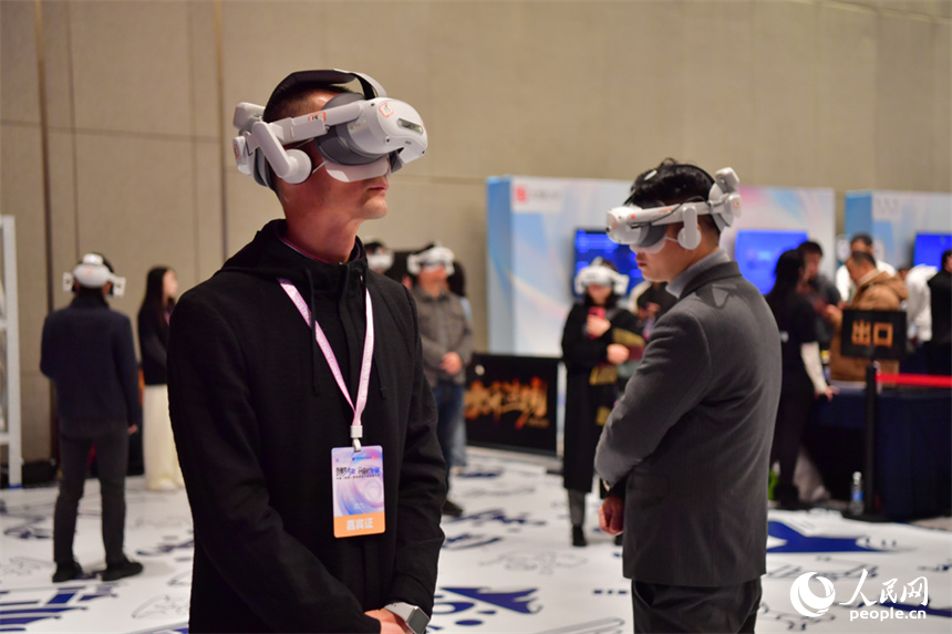 觀眾佩戴VR眼鏡探索數字世界的無限魅力。人民網記者 時雨攝