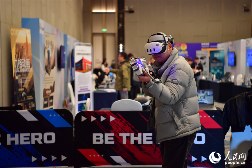 觀眾佩戴VR眼鏡探索數字世界的無限魅力。人民網記者 時雨攝