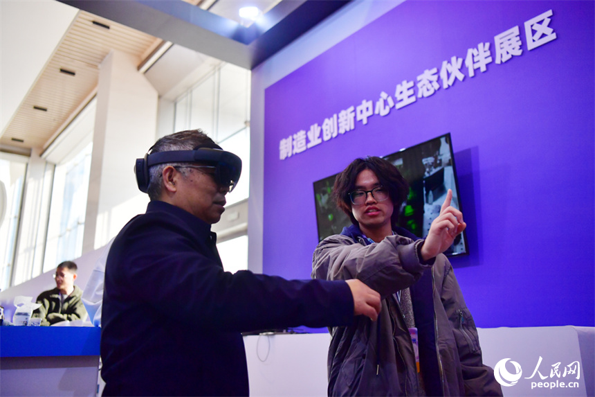 觀眾佩戴VR眼鏡探索數字世界的無限魅力。人民網記者 時雨攝