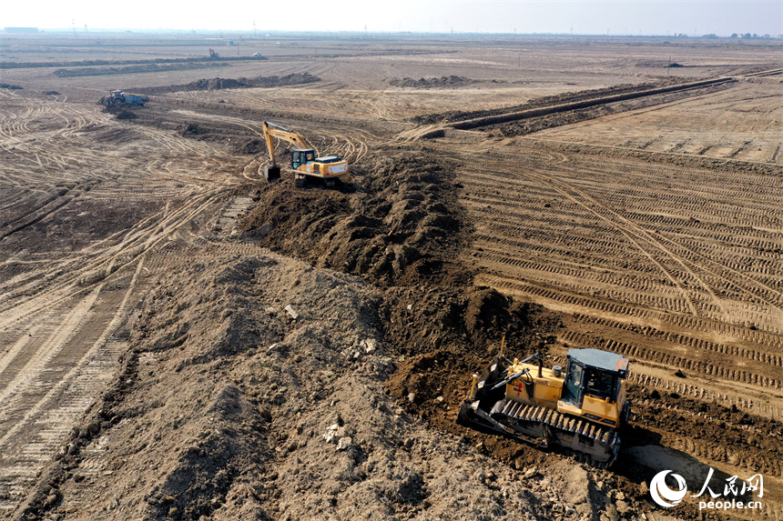 推土機、挖掘機和拖拉機搶抓冬季晴好天氣，全力推進高標準農田建設。人民網記者 時雨攝