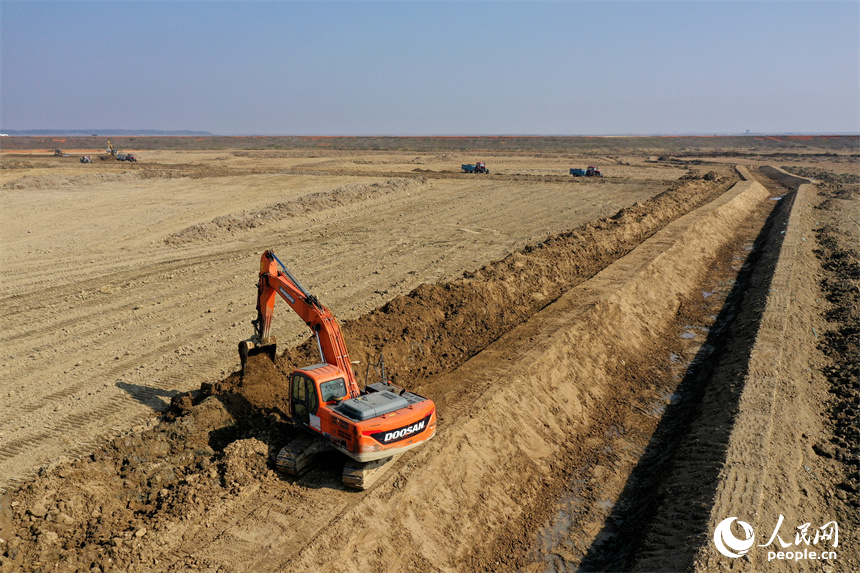 推土機、挖掘機和拖拉機搶抓冬季晴好天氣，全力推進高標準農田建設。人民網記者 時雨攝