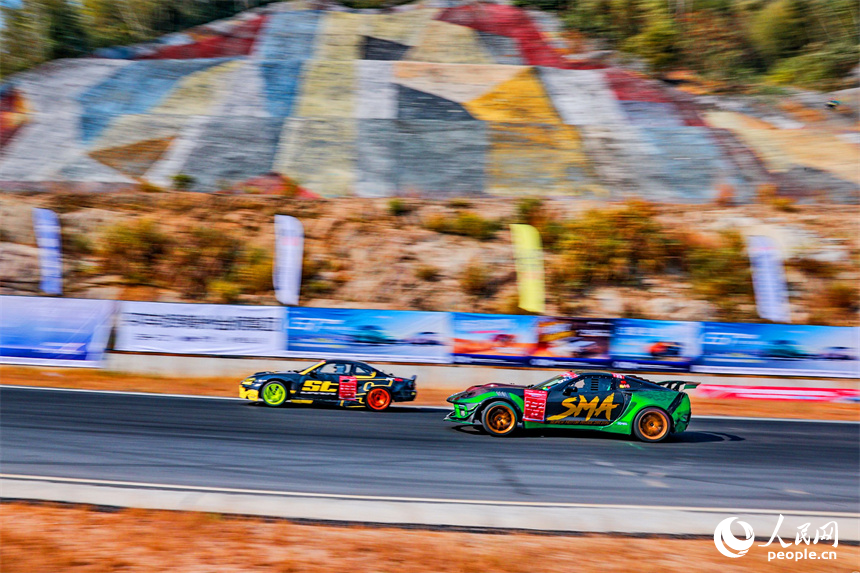 贛州市上猶縣陡水鎮的陽明國際賽車谷，選手駕駛賽車在漂移競速，吸引眾多游客前來觀賽。人民網 朱海鵬攝