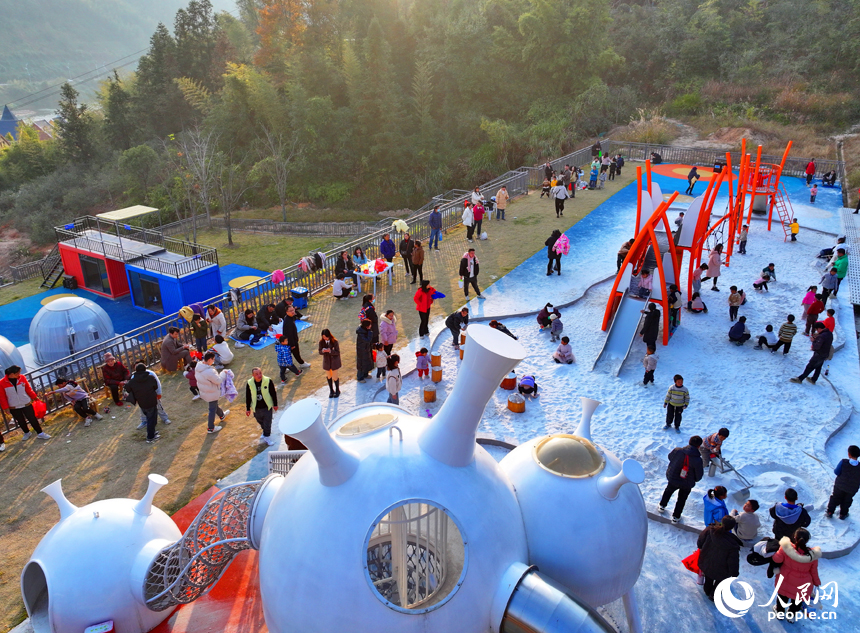 贛州市上猶縣陡水鎮碧水灣，許多游客前來游玩，樂享冬日閑暇時光。人民網 朱海鵬攝