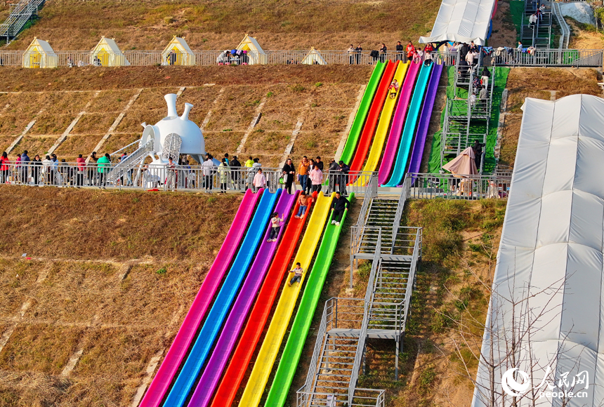 贛州市上猶縣陡水鎮碧水灣，許多游客前來游玩，樂享冬日閑暇時光。人民網 朱海鵬攝