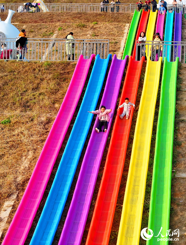 贛州市上猶縣陡水鎮碧水灣，許多游客前來游玩，樂享冬日閑暇時光。人民網 朱海鵬攝