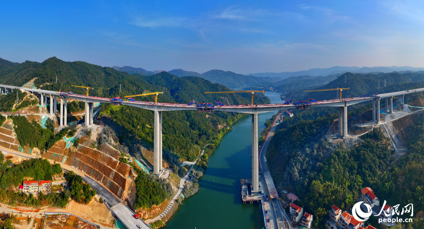 遂（川）大（余）高速上猶江特大橋項目施工現場，工人在進行橋面施工。人民網 朱海鵬攝