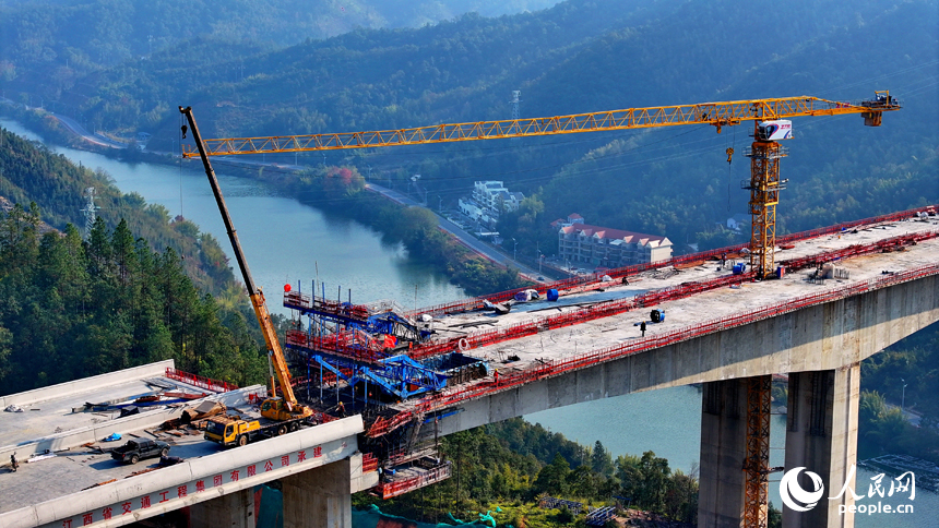 遂（川）大（余）高速上猶江特大橋項目施工現場，工人在進行橋面施工。人民網 朱海鵬攝