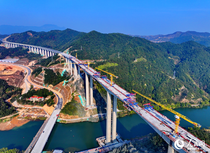 遂（川）大（余）高速上猶江特大橋項目施工現場，工人在進行橋面施工。人民網 朱海鵬攝