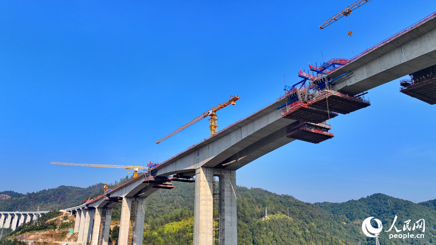 遂（川）大（余）高速上猶江特大橋項目施工現場，工人在進行橋面施工。人民網 朱海鵬攝
