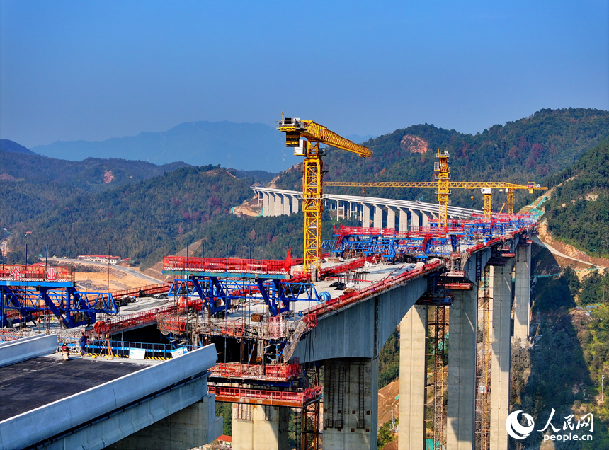 遂（川）大（余）高速上猶江特大橋項目施工現場，工人在進行橋面施工。人民網 朱海鵬攝