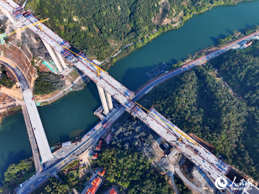遂（川）大（余）高速上猶江特大橋項目施工現場，工人在進行橋面施工。人民網 朱海鵬攝