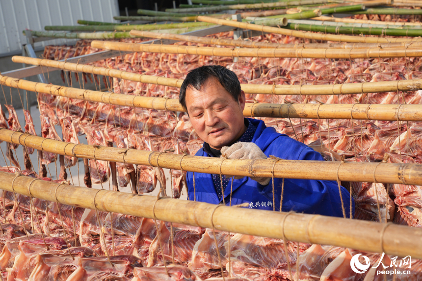 工人趁著晴好天氣加緊晾曬板鴨，供應市場。人民網記者 毛思遠攝