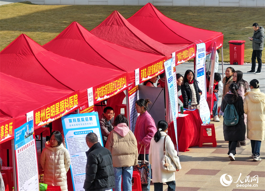 贛南醫科大學2025屆畢業生秋冬季雙選會，許多畢業生前來咨詢、投遞簡歷和應聘崗位。人民網 朱海鵬攝