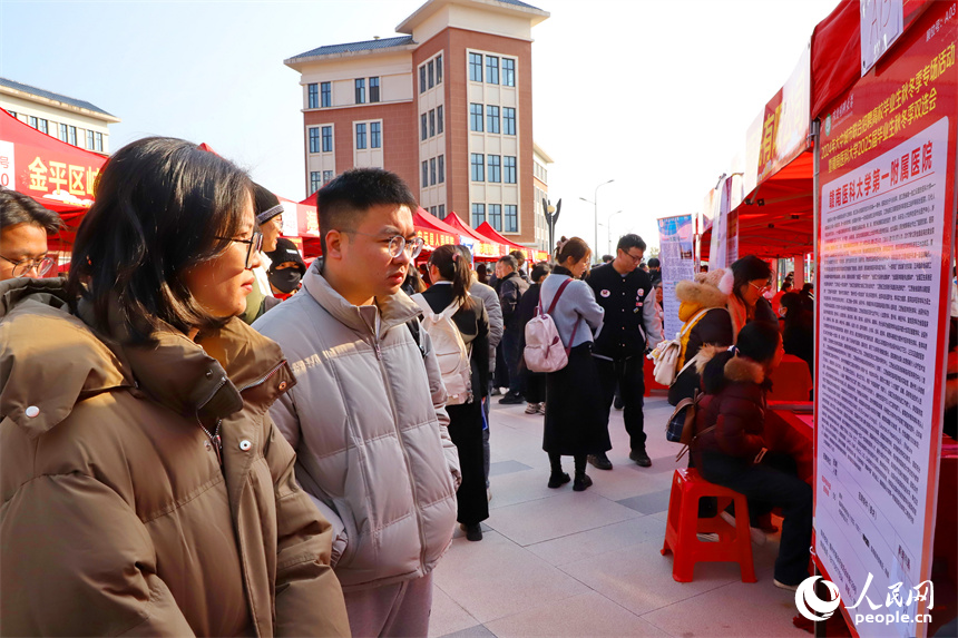 贛南醫科大學2025屆畢業生秋冬季雙選會，許多畢業生前來咨詢、投遞簡歷和應聘崗位。人民網 朱海鵬攝