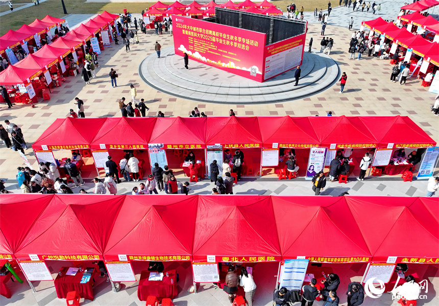 贛南醫科大學2025屆畢業生秋冬季雙選會，許多畢業生前來咨詢、投遞簡歷和應聘崗位。人民網 朱海鵬攝