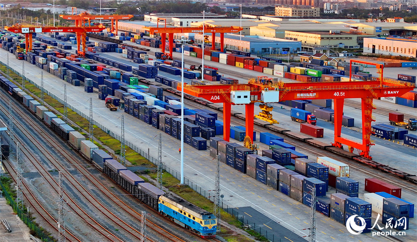 贛州國際陸港貨場內，龍門吊在來回裝運出口機電、家具、新能源汽車產品的集裝箱。人民網 朱海鵬攝
