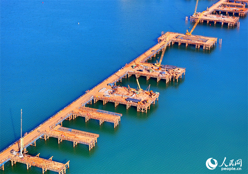 吉水贛江大橋項目施工現場，工人在有序推進大橋樁基施工。人民網 朱海鵬攝
