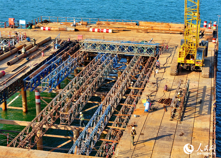 吉水贛江大橋項目施工現場，工人在有序推進大橋樁基施工。人民網 朱海鵬攝