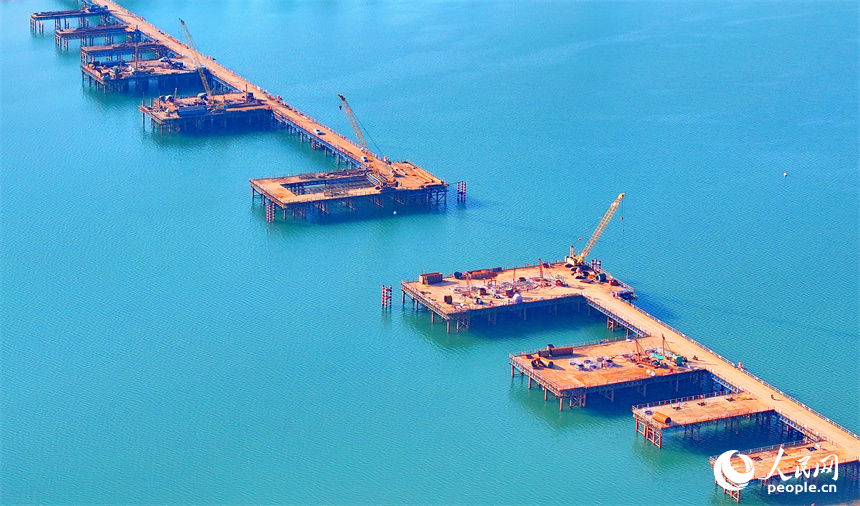 吉水贛江大橋項目施工現場，工人在有序推進大橋樁基施工。人民網 朱海鵬攝