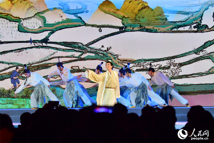 開幕式上精彩的演出。人民網記者 時雨攝
