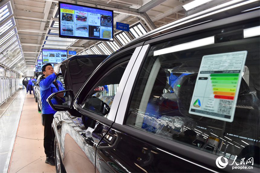 南昌縣江鈴汽車富山工廠總裝車間內，工人們正在對準備出廠的SUV車輛進行檢驗。人民網記者 時雨攝
