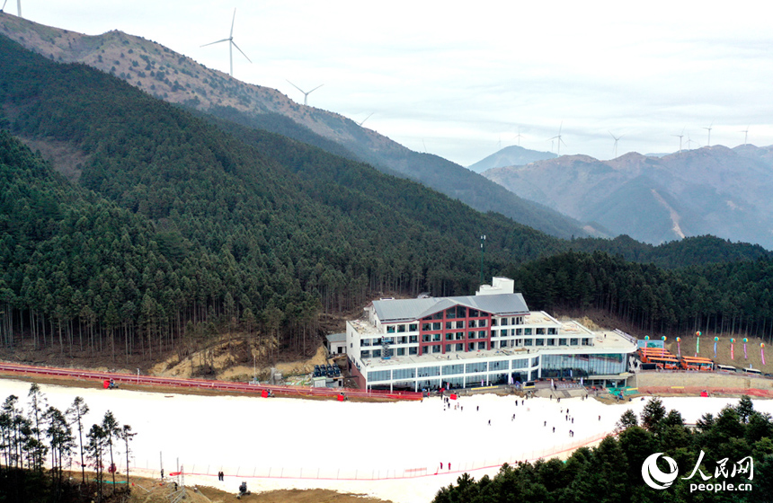 靖安縣中源鄉的國際滑雪場上，工作人員正在測試雪場滑道。人民網記者 時雨攝