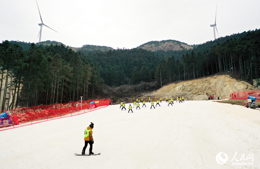靖安縣中源鄉的國際滑雪場上，工作人員正在測試雪場滑道。人民網記者 時雨攝