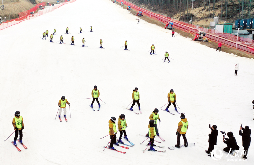 靖安縣中源鄉的國際滑雪場上，工作人員正在測試雪場滑道。人民網記者 時雨攝