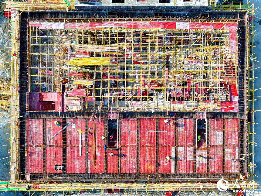 峽江灌區工程一期二標段住岐泵站，施工人員在安裝鋪設鋼筋和模板。人民網 朱海鵬攝